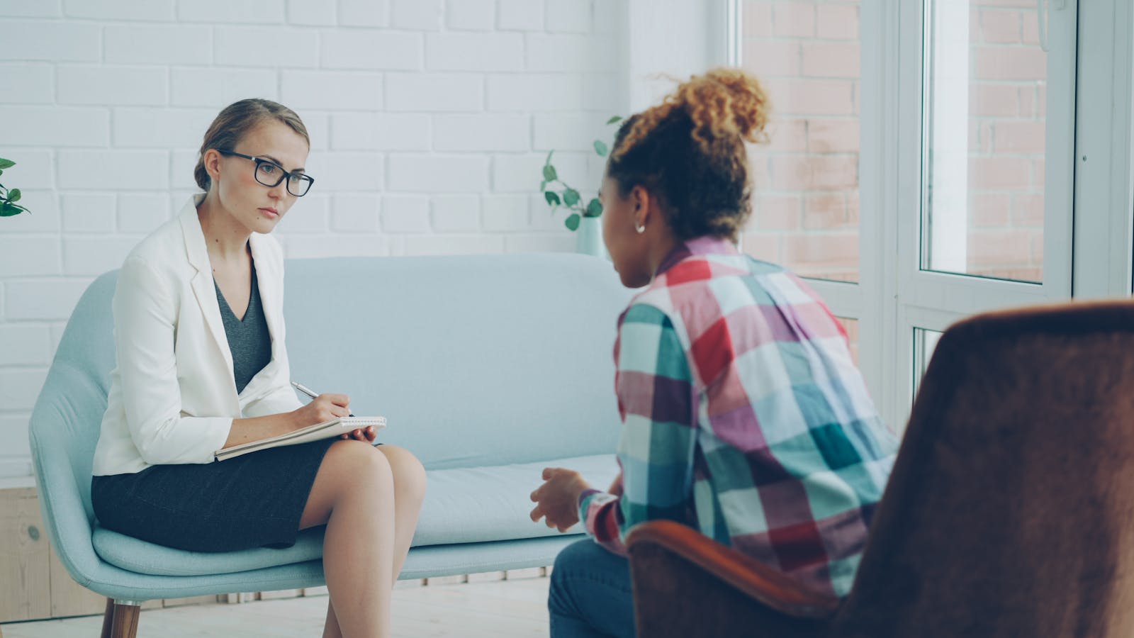 Conseillère écoutant attentivement lors d'une session privée