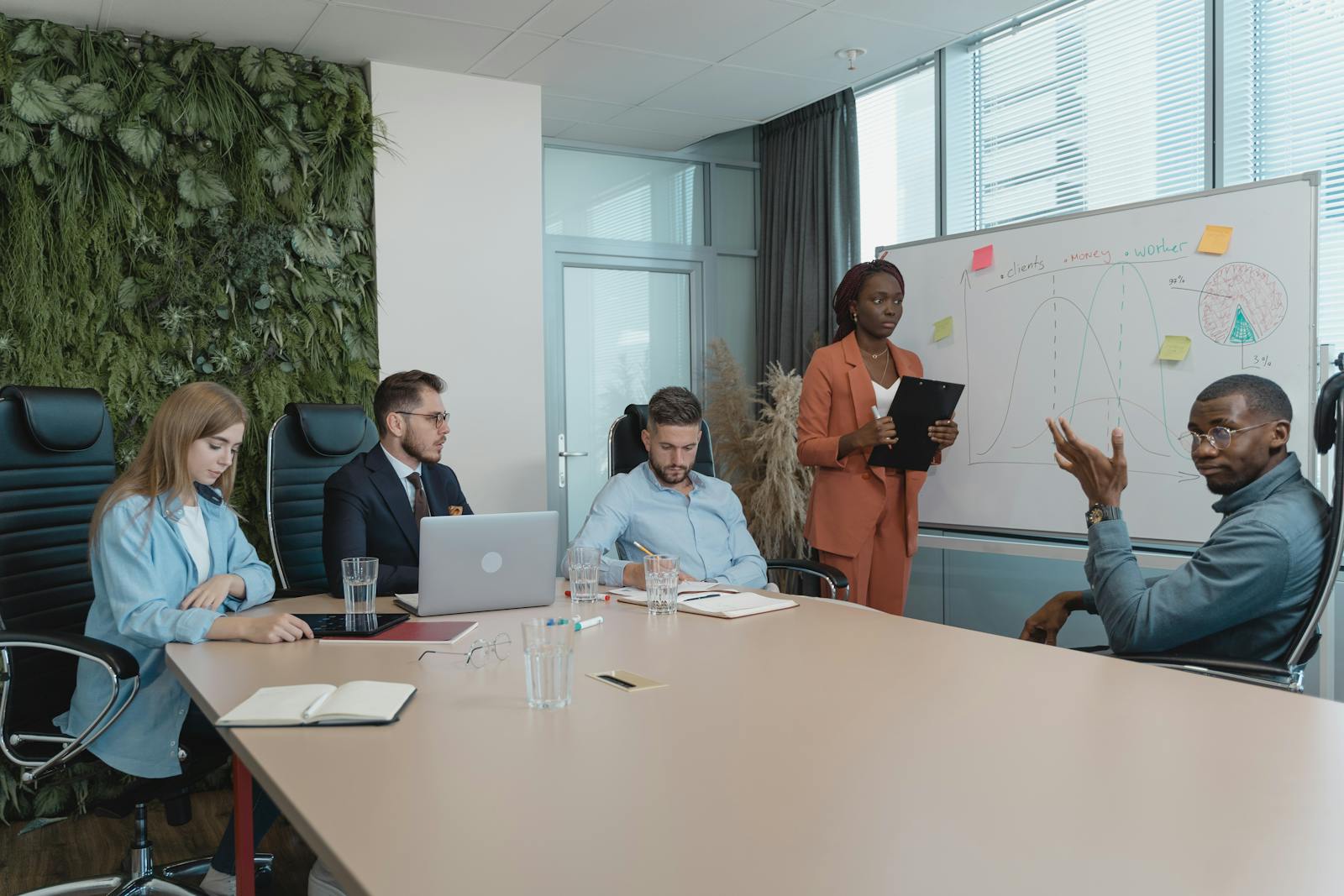 Groupe diversifié en brainstorming pour trouver leur voie